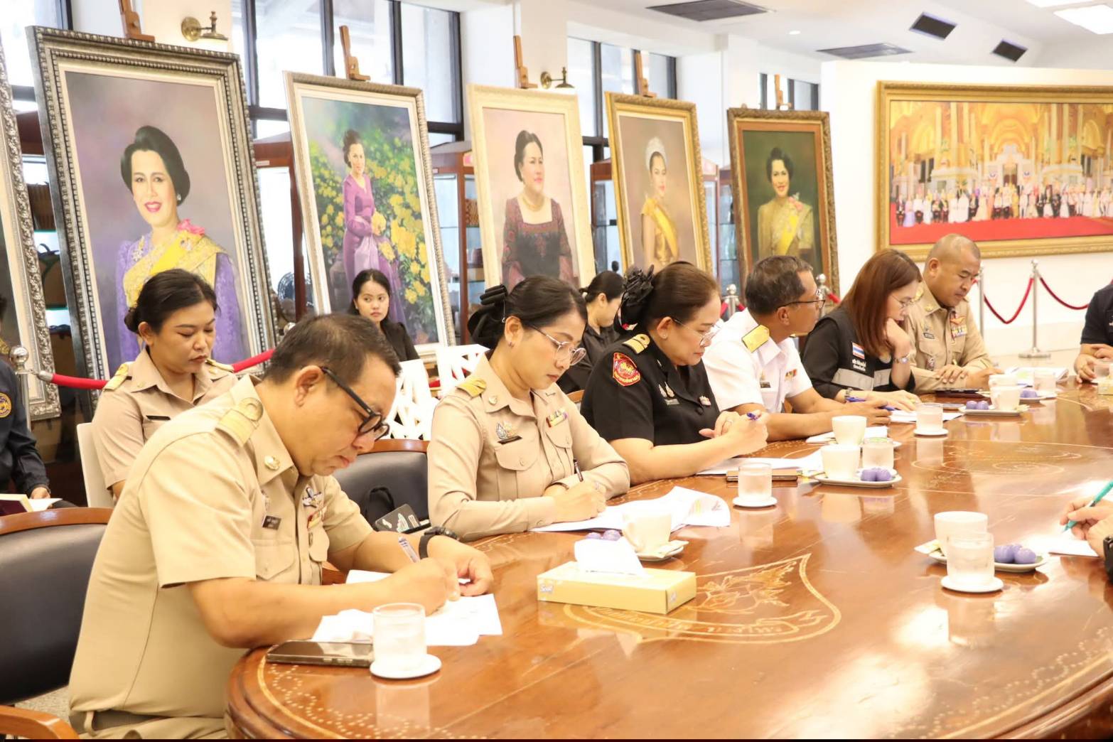 title - ศพส. ประชุมเตรียมความพร้อมจัดนิทรรศการ งานพระราชพิธีถวายพระเพลิงพระบรมศพ สมเด็จพระนางเจ้าสิริกิติ์ พระบรมราชินีนาถ พระบรมราชชนนีพันปีหลวง ณ ศูนย์ส่งเสริมและพัฒนาอาชีพเสริมนอกภาคการเกษตร (ศูนย์ศิลปาชีพ บางไทรฯ (เดิม)) 